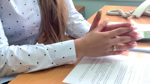 Ruce dívky v lehké blůze s lehkou manikúrou a zlatým kroužkem zblízka — Stock video