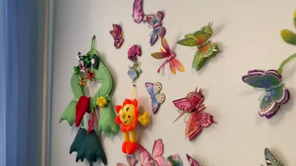 Bílá stěna zdobená mnohobarevnými velkými motýly — Stock video