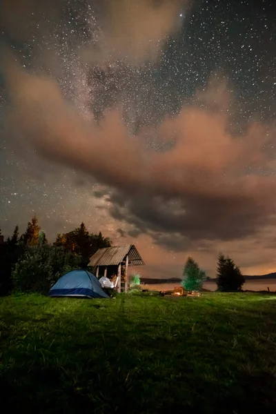 Млечный Путь Облаками Над Голубой Туристической Палаткой Высокое Качество Фото — стоковое фото