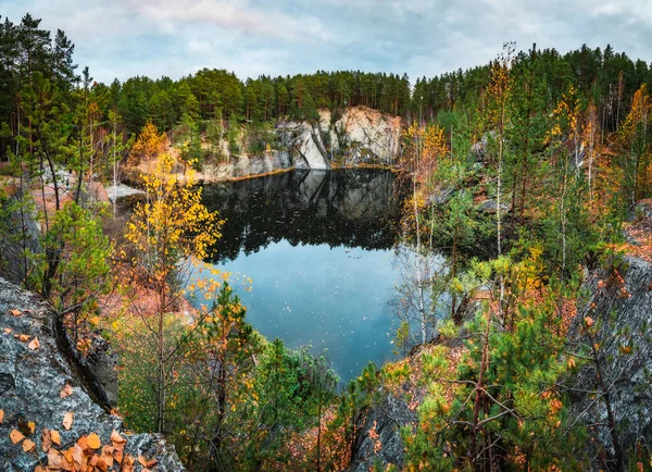 Colores Otoñales Hojas Caídas Alrededor Hermoso Lago Montaña Con Cielo Imágenes De Stock Sin Royalties Gratis