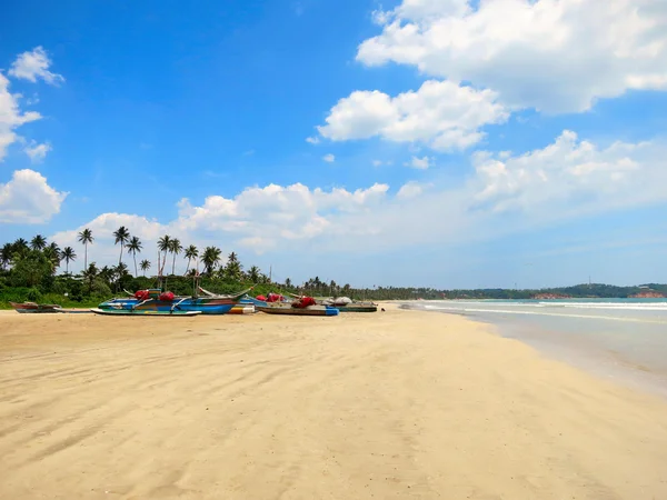 Порожній чисті пляжі з долоні і рибальські човни, Велігама, Шрі-Ланка — стокове фото