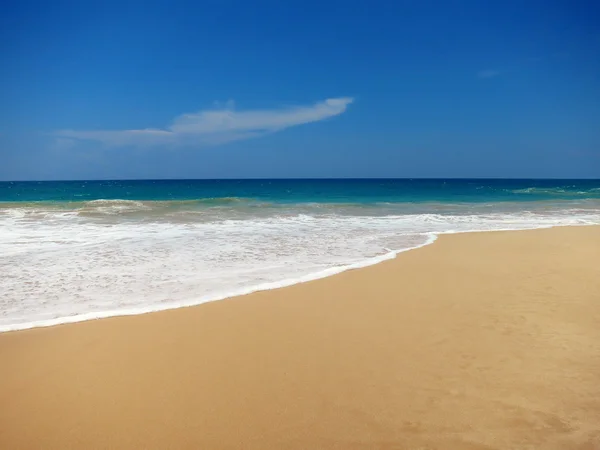 黄色の明確な砂と青い水と空、海ビーチ — ストック写真