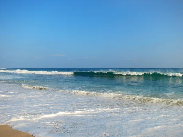 Порожній океанський пляж з блакитними хвилями — стокове фото