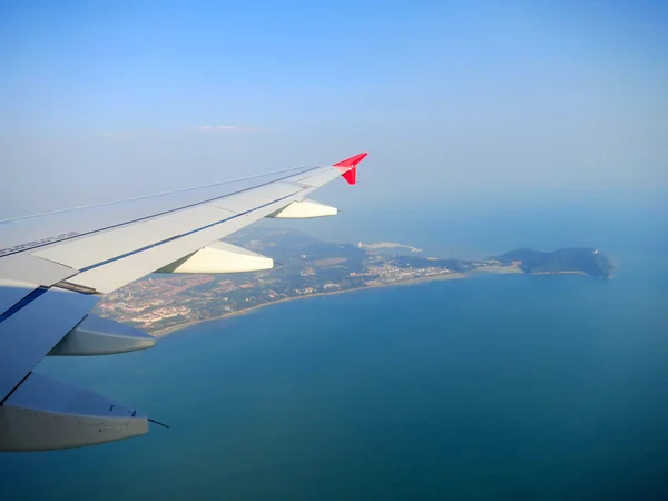 Asa de avião em um céu azul acima de Kuala-Lumpur — Fotografia de Stock