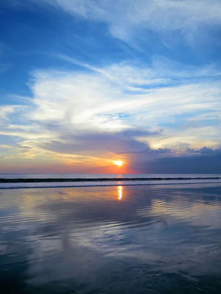 Belo céu de pôr do sol com reflexão na praia de Kuta, Bali — Fotografia de Stock