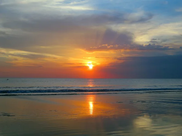 Krásný západ slunce obloha s odrazem v Bali Kuta beach — Stock fotografie