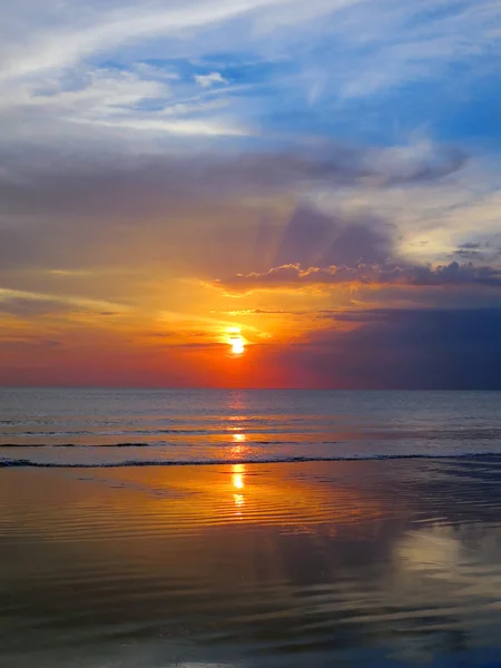 Krásný západ slunce obloha s odrazem v Bali Kuta beach — Stock fotografie