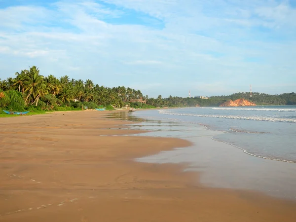 Playa ancha vacía con palmeras, Weligama, Sri Lanka — Foto de Stock