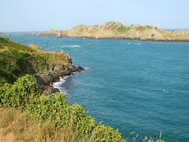 Okyanus kayalarda. Brittany, Fransa.