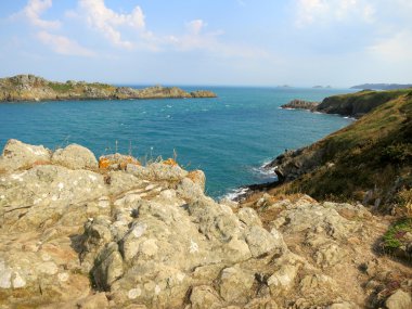 Okyanus kayalarda. Brittany, Fransa.