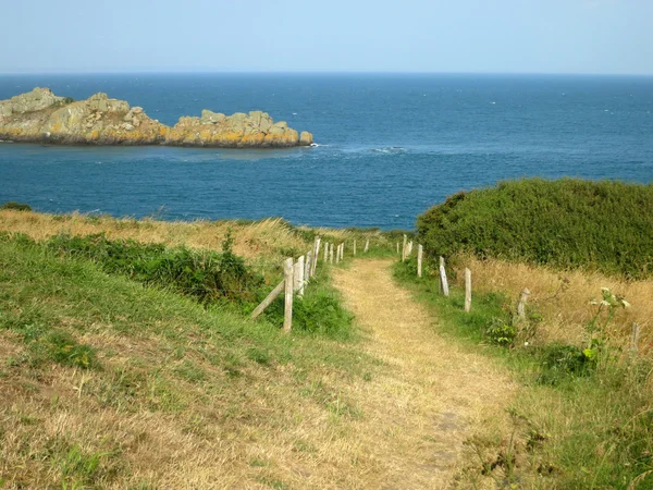 Camino al océano con rocas. Bretaña, Francia —  Fotos de Stock