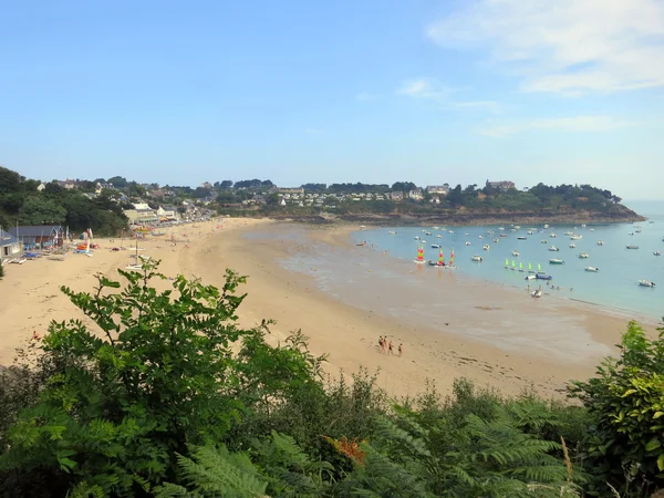 Playa con yates en la mañana, Bretaña, Francia —  Fotos de Stock