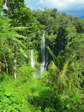 Gökkuşağı, Bali, Endonezya ile iki büyük şelaleler