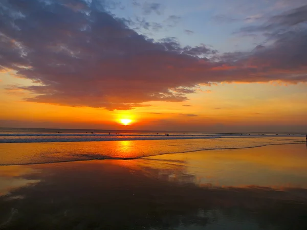 Kuta beach krásný západ slunce, Bali, Indonésie — Stock fotografie