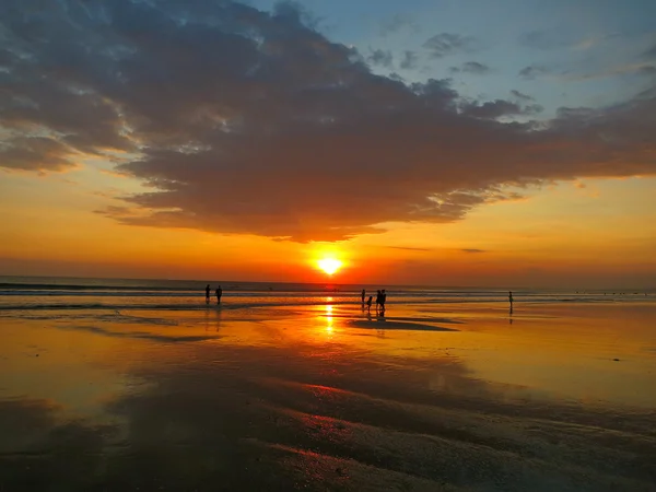 Kuta beach krásný západ slunce, Bali, Indonésie — Stock fotografie