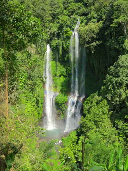 两个大瀑布与彩虹, 巴厘岛, 印度尼西亚 — 图库照片
