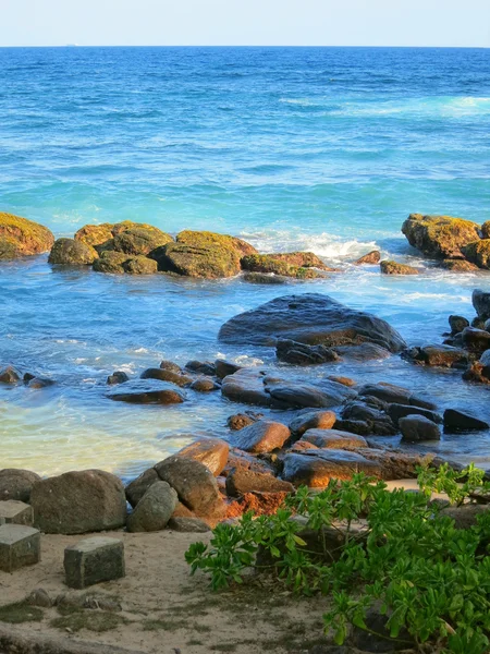 Ondas e rochas na baía oceânica no Sri Lanka — Fotografia de Stock