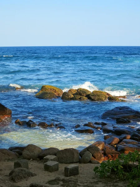 Ondas e rochas na baía oceânica no Sri Lanka — Fotografia de Stock