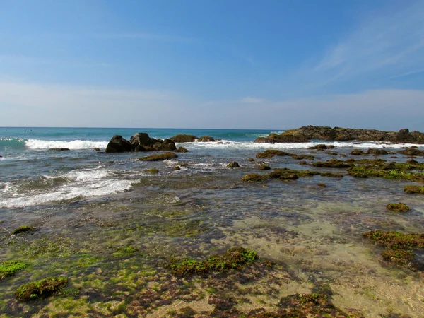 Baía oceânica com rochas e água transparente, Sri Lanka — Fotografia de Stock