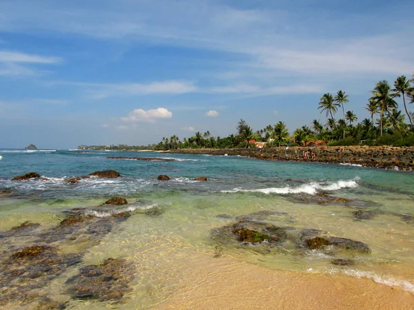 Ocean bay with rocks and transparent water, Sri-Lanka — Zdjęcie stockowe
