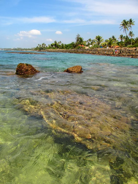 Bahía del océano con rocas y agua transparente, Sri Lanka — Foto de Stock