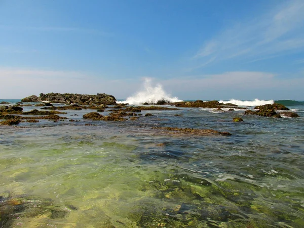 Ocean bay with rocks and transparent water, Sri-Lanka — Stock Photo, Image