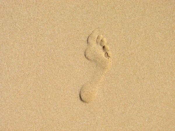 Босоногий крок на піску — стокове фото