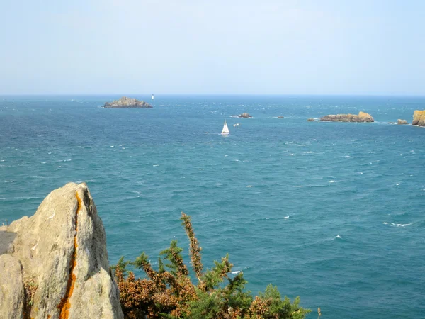 Камни в океане. Brittany, France . — стоковое фото