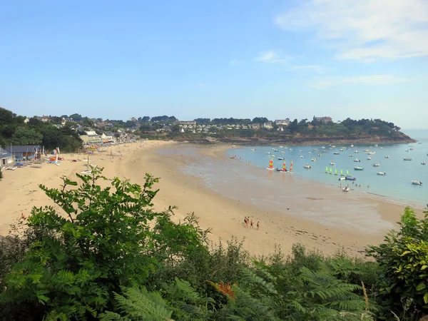 Praia com iates de manhã, Bretanha, França — Fotografia de Stock