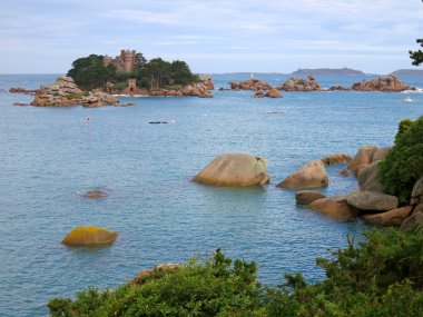 Cote de granit Rose yakınındaki Adası'nda eski kale