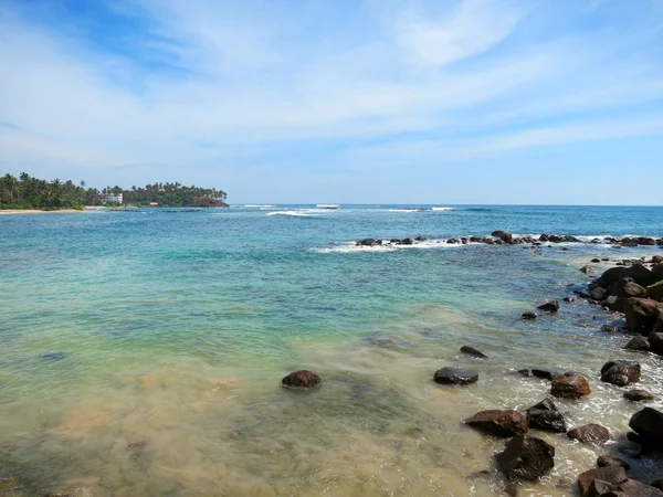 Mirissa bay with rocks, greens and ocean waves, Sri Lanka — Stock Photo, Image