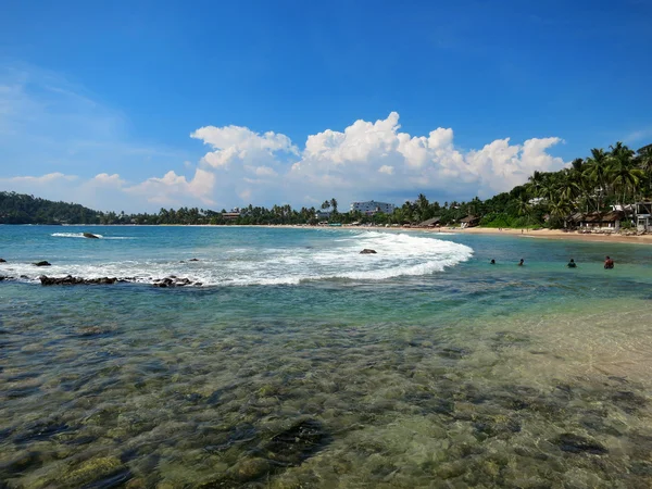 Baía de Mirissa com rochas, verdes e ondas oceânicas, Sri Lanka — Fotografia de Stock