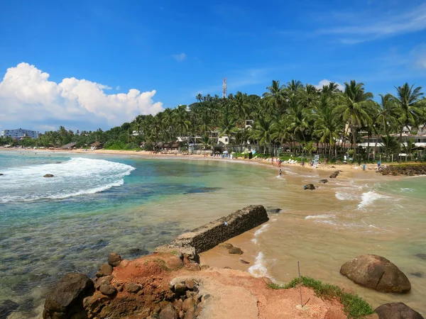 Мірісса bay із скель, зелень і океанських хвиль, Шрі-Ланка — стокове фото