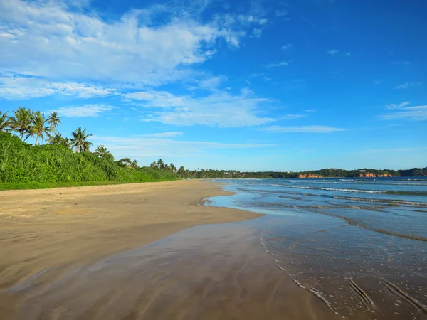 Порожній тропічний пляж з білим піском, пальмами та бірюзовим океаном під блакитним небом — стокове фото