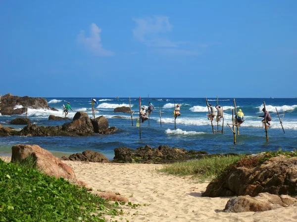 Playa con pescadores en palos en la bahía de Weligama, Sri Lanka — Foto de Stock