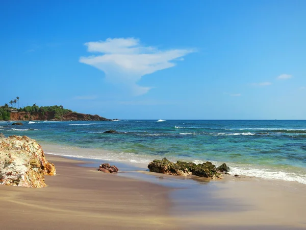 Playa vacía con verdes, rocas y arena, Sri Lanka — Foto de Stock