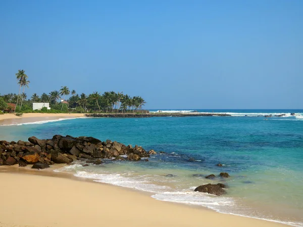 Praia vazia com verdes, rochas e areia, Sri Lanka — Fotografia de Stock