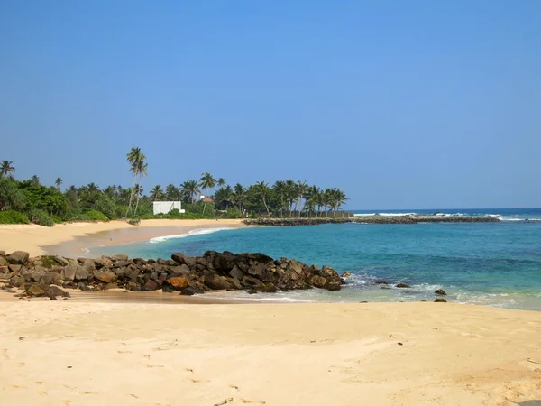 Pustej plaży z zielonych, skał i piasku, Sri Lanka — Zdjęcie stockowe