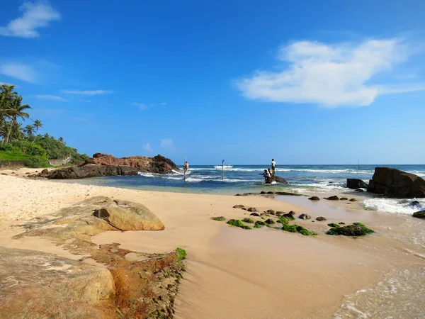 Praia com pescadores em varas na Baía de Weligama, Sri Lanka — Fotografia de Stock