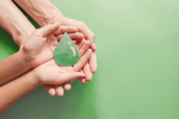 Руки Холдинг Бумаги Сократить Зеленый Падение Масла Ксо Альтернативное Биотопливо — стоковое фото