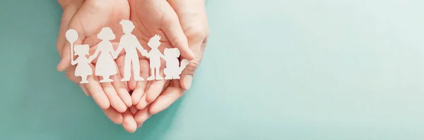 Mãos Segurando Papel Recorte Familiar Casa Família Acolhimento Apoio Aos — Fotografia de Stock