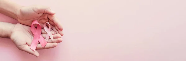 Руки Розовыми Лентами Розовом Фоне Осведомленность Раке Молочной Железы Розовый — стоковое фото