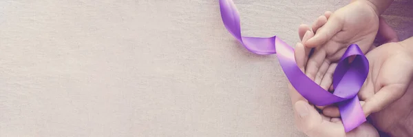 紫のリボンを持つ大人と子供の手 アルツハイマー病 膵臓癌 てんかんの意識 紫の背景に世界の癌の日 — ストック写真