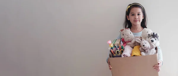 Jovem Voluntária Asiática Mista Segurando Uma Caixa Cheia Brinquedos Usados — Fotografia de Stock