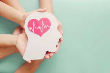 Yetişkin ve çocuk elleri kağıt beyin ve kalp, beyin felci, dünya kalp günü, dünya ruh sağlığı günü, Alzheimer ve sağlık konsepti