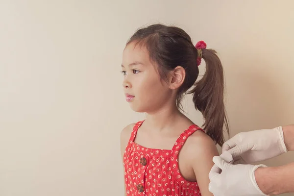 Молода Змішана Азіатська Дівчина Стає Бинтом Після Вакцинації Або Щеплення — стокове фото