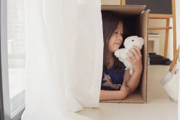 Gemischte Asiatische Mädchen Spielen Mit Plüschtieren Pappschachtel Machen Glauben Spielen lizenzfreie Stockbilder