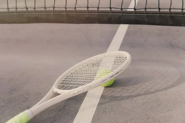 Weißer Tennisschläger Und Grüner Ball Auf Dem Platz Aktives Wellness Stockfoto