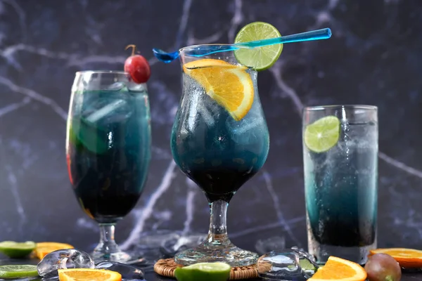 Summer Drinks Cocktails Ice Cubes Lime Copy Space Selective Focus — Fotografia de Stock
