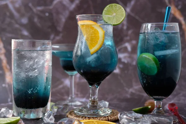 Summer Drinks Cocktails Ice Cubes Lime Copy Space Selective Focus — Fotografia de Stock